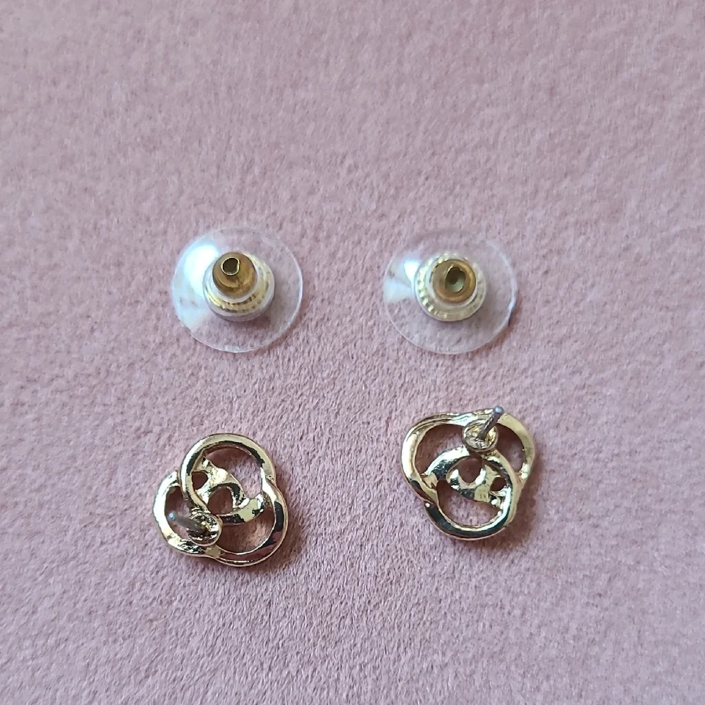 Gold and Cream Jewelry Set (2 Earrings, 1 Bracelet) - Picture 6 of 10